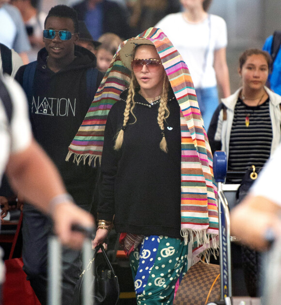 Exclusif - Madonna et son fils David Banda arrivent à l'aéroport international Liberty de Newark, New Jersey, etats-Unis, le 20 août 2018.