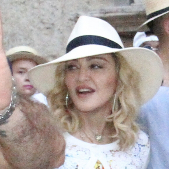 Madonna se balade avec ses enfants David Banda, Estere et Stelle dans les rues de Lecce en Italie, le 17 août 2017.