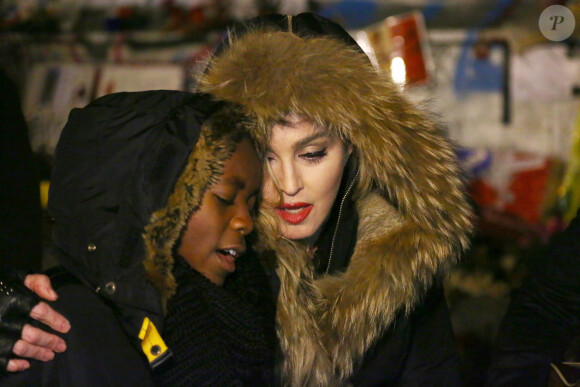 Exclusif - Madonna se recueille avec son fils David Banda sur la place de la République vers 1h00 du matin après son concert à l'AccorHotels Arena (Bercy) à Paris le 9 décembre 2015.