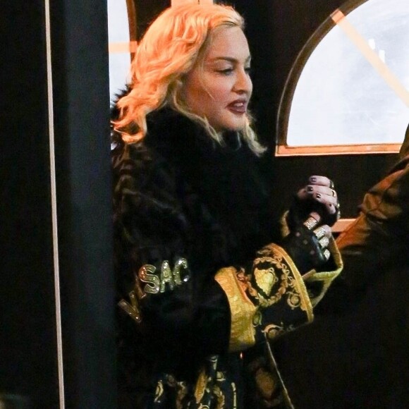 Exclusif - Madonna tire la langue à ses fans à la sortie d'un concert au Chicago theatre à Chicago lors de sa tournée "Madame X" le 28 octobre 2019.