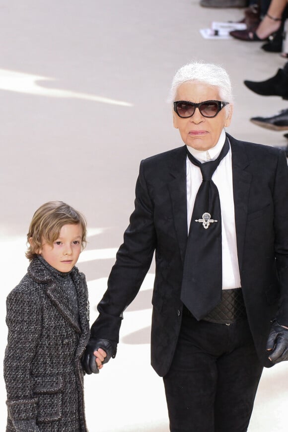Karl Lagerfeld et son filleul Hudson Kroenig, le fils du mannequin Brad Kroenig au défilé de mode "Chanel", collection prêt-à-porter automne-hiver 2016-2017 à Paris, le 8 mars 2016.