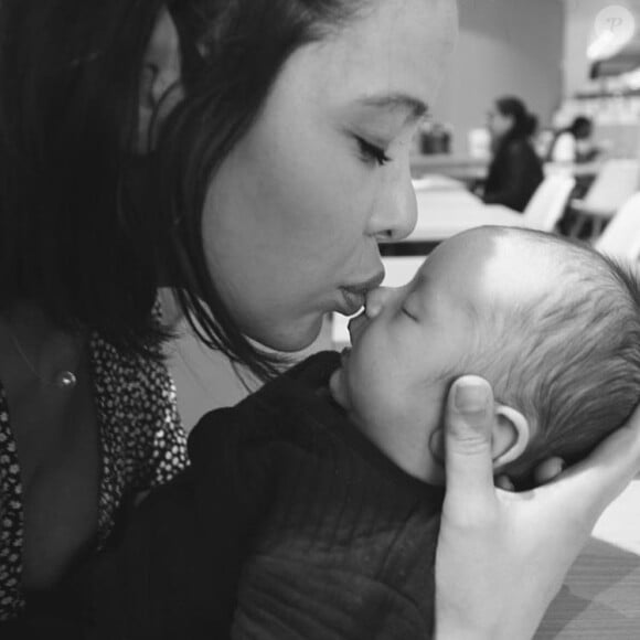 Daniela Martins dépose un tendre baiser à son fils, photo Instagram du 27 mars 2020
