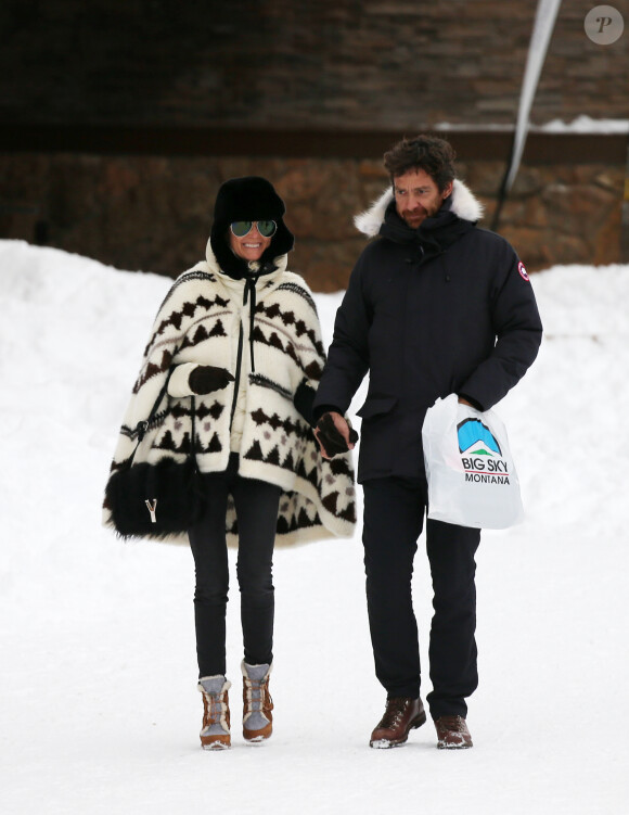 Exclusif - Laeticia Hallyday et son compagnon Pascal Balland lors d'une journée au ski à la station "Big Sky" dans le Montana avec leurs filles respectives, le 16 février 2020.