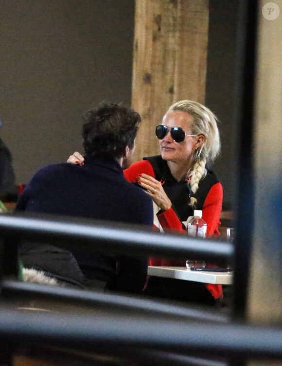 Exclusif - Laeticia Hallyday et son compagnon Pascal Balland lors d'une journée au ski à la station "Big Sky" dans le Montana avec leurs filles respectives, le 16 février 2020.