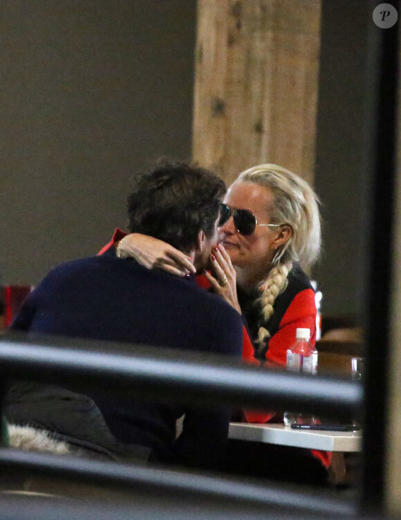Exclusif - Laeticia Hallyday et son compagnon Pascal Balland lors d'une journée au ski à la station "Big Sky" dans le Montana avec leurs filles respectives, le 16 février 2020.
