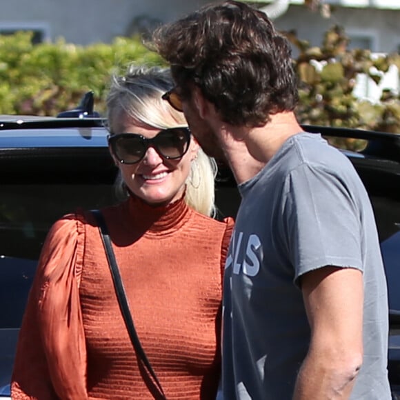 Laeticia Hallyday est allée déjeuner au restaurant MTN Venice avec sa mère Françoise Thibaut, son compagnon Pascal Balland et sa fille Mathilde à Los Angeles, le 19 octobre 2019.