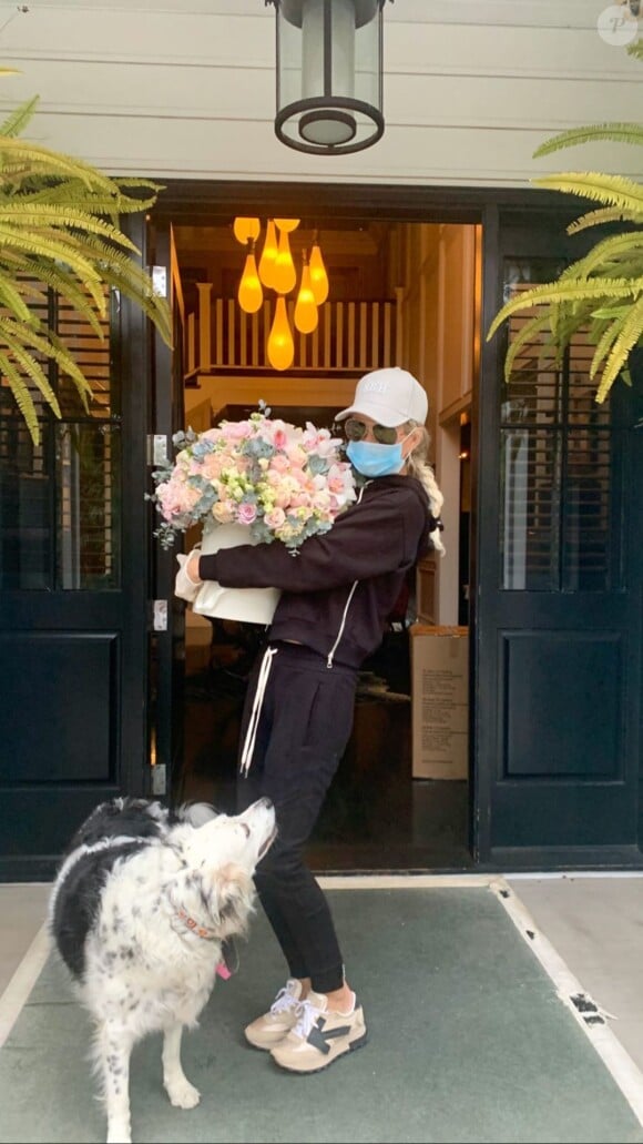 Laeticia Hallyday a reçu un bouquet de fleurs de son compagnon Pascal Balland le 5 avril 2020.