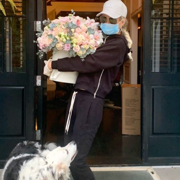 Laeticia Hallyday a reçu un bouquet de fleurs de son compagnon Pascal Balland le 5 avril 2020.