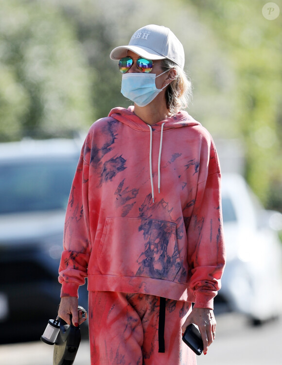 Christina arrive en fin d'après-midi chez Laeticia avec son chien Bono et des masques de protection à la main. Laeticia Hallyday, ses filles Jade et Joy, Christina, avec des masques, et leurs chiens Santos, Cheyenne et Bono se promènent dans le quartier de Pacific Palisades, à Los Angeles, Californie, Etats-Unis, le 3 avril 2020, pendant la période de confinement.