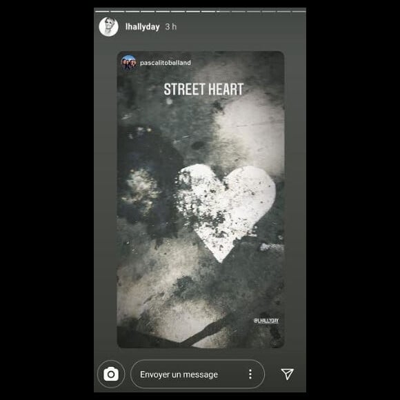 Laeticia Hallyday a republié une photo de son compagnon Pascal Balland sur Instagram, montrant un coeur dessiné dans la rue.