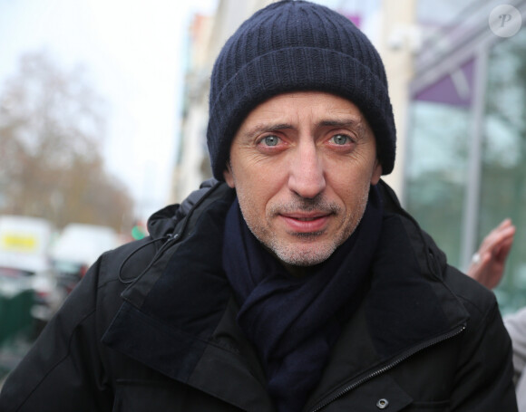 Le comédien Gad Elmaleh à la sortie des studios de la radio RTL à Paris le 12 décembre 2019. © Jonathan Rebboah / Panoramic / Bestimage