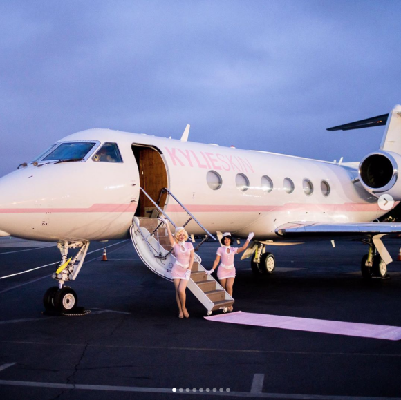 Kylie Jenner emmène ses amies influenceuses en vacances, à bord d'un jet privé personnalisé. Juillet 2019.