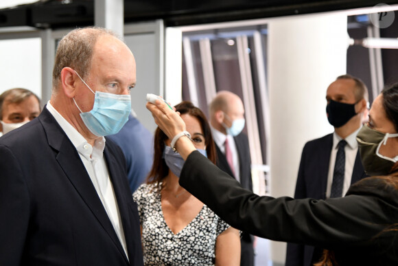 Le prince Albert II de Monaco, masqué, a visité les deux centres de dépistage de l'épidémie de Coronavirus (Covid-19) pour tester toute la population monégasque, à Monaco le 26 mai 2020. © Bruno Beber / Bestimage
