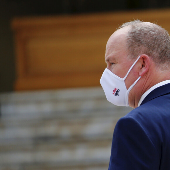 Le prince Albert II de Monaco et sa femme la princesse Charlène de Monaco - Inauguration de la place du Casino en présence du couple princier à Monaco le 2 juin 2020. Les participants portent des masques pour se protéger de l'épidémie de Coronavirus (Covid-19). © Dylan Meiffret / Nice Matin / Bestimage
