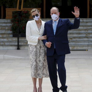 Le prince Albert II de Monaco et sa femme la princesse Charlène de Monaco - Inauguration de la place du Casino en présence du couple princier à Monaco le 2 juin 2020. Les participants portent des masques pour se protéger de l'épidémie de Coronavirus (Covid-19). © Dylan Meiffret / Nice Matin / Bestimage
