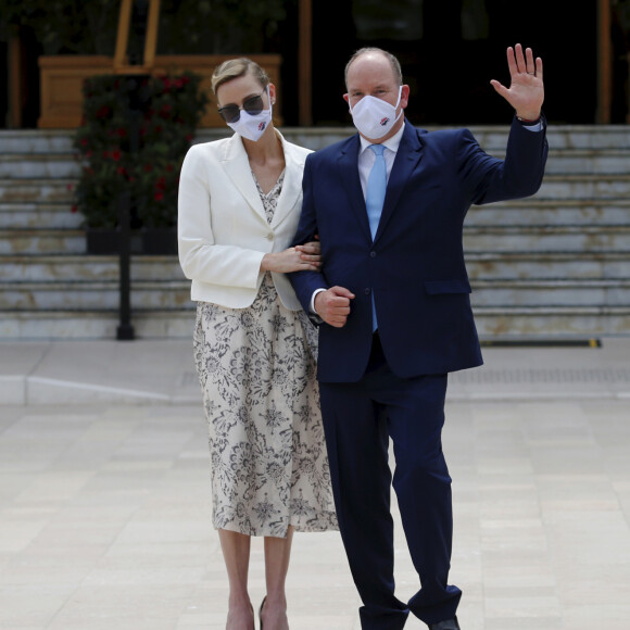 Le prince Albert II de Monaco et sa femme la princesse Charlène de Monaco - Inauguration de la place du Casino en présence du couple princier à Monaco le 2 juin 2020. Les participants portent des masques pour se protéger de l'épidémie de Coronavirus (Covid-19). © Dylan Meiffret / Nice Matin / Bestimage