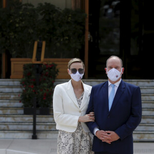 Le prince Albert II de Monaco et sa femme la princesse Charlène de Monaco - Inauguration de la place du Casino en présence du couple princier à Monaco le 2 juin 2020. Les participants portent des masques pour se protéger de l'épidémie de Coronavirus (Covid-19). © Dylan Meiffret / Nice Matin / Bestimage