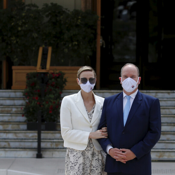 Le prince Albert II de Monaco et sa femme la princesse Charlène de Monaco - Inauguration de la place du Casino en présence du couple princier à Monaco le 2 juin 2020. Les participants portent des masques pour se protéger de l'épidémie de Coronavirus (Covid-19). © Dylan Meiffret / Nice Matin / Bestimage