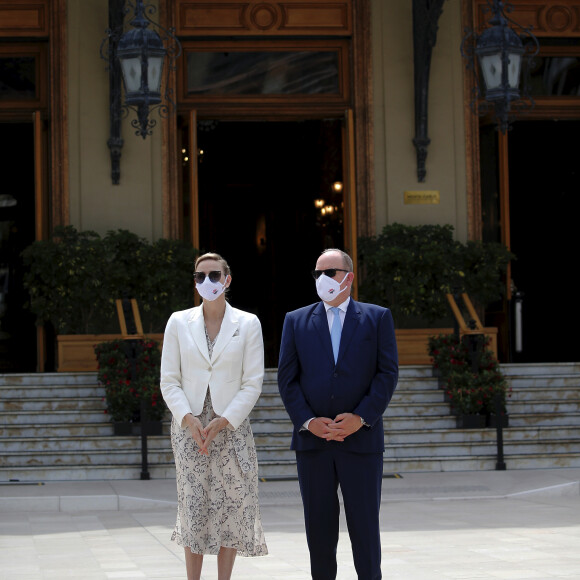 Le prince Albert II de Monaco et sa femme la princesse Charlène de Monaco - Inauguration de la place du Casino en présence du couple princier à Monaco le 2 juin 2020. Les participants portent des masques pour se protéger de l'épidémie de Coronavirus (Covid-19). © Dylan Meiffret / Nice Matin / Bestimage