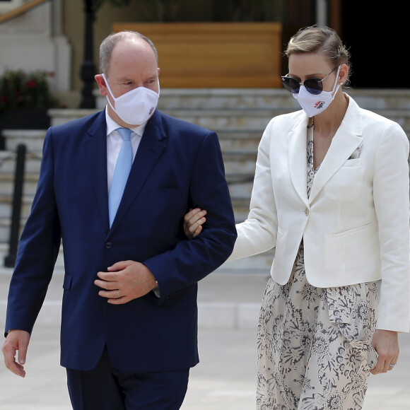 Le prince Albert II de Monaco et sa femme la princesse Charlène de Monaco - Inauguration de la place du Casino en présence du couple princier à Monaco le 2 juin 2020. Les participants portent des masques pour se protéger de l'épidémie de Coronavirus (Covid-19). © Dylan Meiffret / Nice Matin / Bestimage