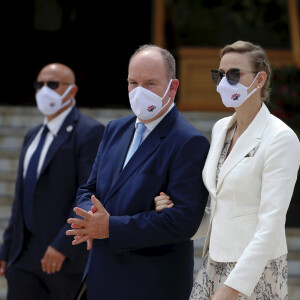 Le prince Albert II de Monaco et sa femme la princesse Charlène de Monaco - Inauguration de la place du Casino en présence du couple princier à Monaco le 2 juin 2020. Les participants portent des masques pour se protéger de l'épidémie de Coronavirus (Covid-19). © Dylan Meiffret / Nice Matin / Bestimage