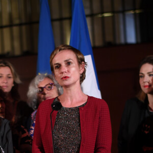Exclusif - Sylvia Galmot (photographe) et Sandrine Bonnaire au vernissage de l'exposition photos "Libres et égales" à l'occasion de la journée internationale des droits des femmes sur les grilles de la cour d'appel à Paris, France, le 6 mars 2020. © Rachid Bellak/Bestimage