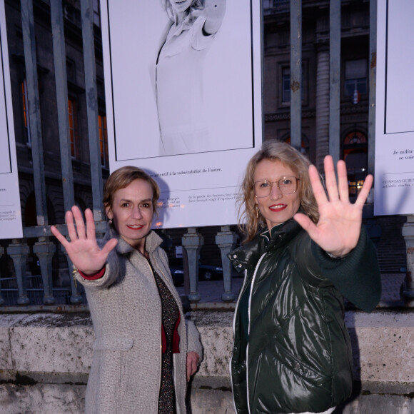Exclusif - Sandrine Bonnaire et Alexandra Lamy au vernissage de l'exposition photos "Libres et égales" à l'occasion de la journée internationale des droits des femmes sur les grilles de la cour d'appel à Paris, France, le 6 mars 2020. © Rachid Bellak/Bestimage