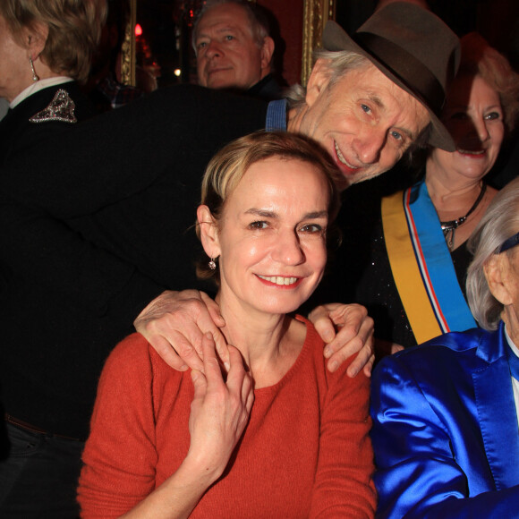 Exclusif - Sandrine Bonnaire et son compagnon Erik Truffaz lors du déjeuner pour la remise d'un chèque pour l'l'association Les p'tits poulbots de Montmartre au cabaret Chez Michou à Paris, France, le 19 janvier 2020. © Philippe Baldini/Bestimage