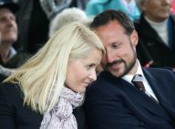 La princesse Mette-Marit, obligée de se mettre aux... bottes en caoutchouc ! Sexy, non ?