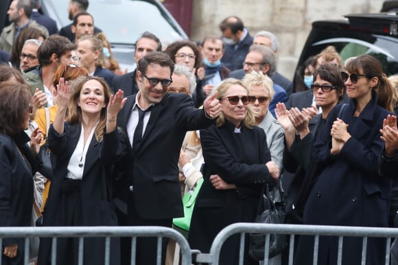 Victoria Bedos, Nicolas Bedos, Joëlle Bercot, Muriel Robin et sa compagne Anne Le Nen, Doria Tillier - Sorties - Hommage à Guy Bedos en l'église de Saint-Germain-des-Prés à Paris le 4 juin 2020.