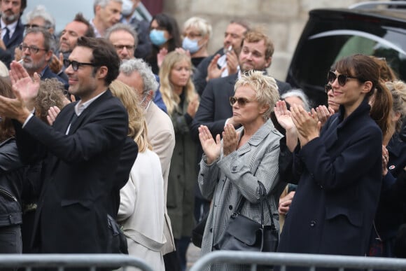 Nicolas Bedos, Muriel Robin, Doria Tillier - Sorties - Hommage à Guy Bedos en l'église de Saint-Germain-des-Prés à Paris le 4 juin 2020.