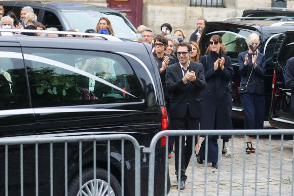 Nicolas Bedos, Anne Le Nen, Doria Tillier - Sorties - Hommage à Guy Bedos en l'église de Saint-Germain-des-Prés à Paris le 4 juin 2020.