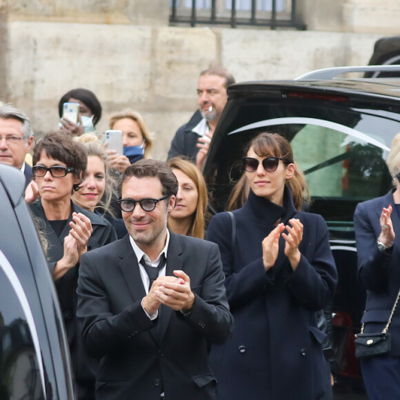 Nicolas Bedos, Anne Le Nen, Doria Tillier - Sorties - Hommage à Guy Bedos en l'église de Saint-Germain-des-Prés à Paris le 4 juin 2020.