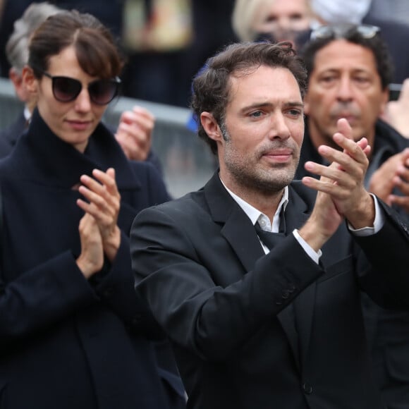 Nicolas Bedos, Doria Tillier, Smain - Sorties - Hommage à Guy Bedos en l'église de Saint-Germain-des-Prés à Paris le 4 juin 2020.