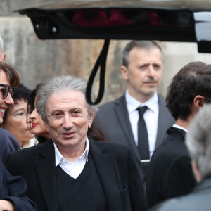 Michel Drucker et Doria Tillier - Sorties - Hommage à Guy Bedos en l'église de Saint-Germain-des-Prés à Paris le 4 juin 2020.