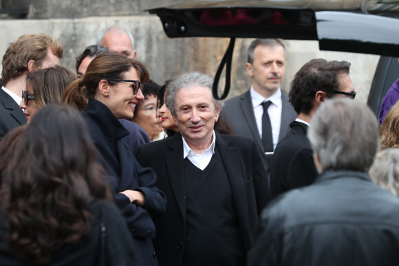 Michel Drucker et Doria Tillier - Sorties - Hommage à Guy Bedos en l'église de Saint-Germain-des-Prés à Paris le 4 juin 2020.
