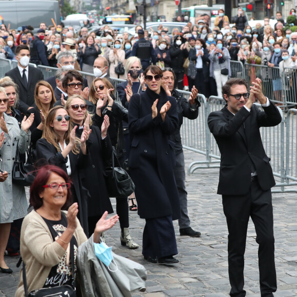 Nicolas Bedos, Joëlle Bercot (femme de Guy Bedos), Victoria Bedos, Muriel Robin et sa compagne Anne Le Nen, Doria Tillier, Smain - Sorties - Hommage à Guy Bedos en l'église de Saint-Germain-des-Prés à Paris le 4 juin 2020.