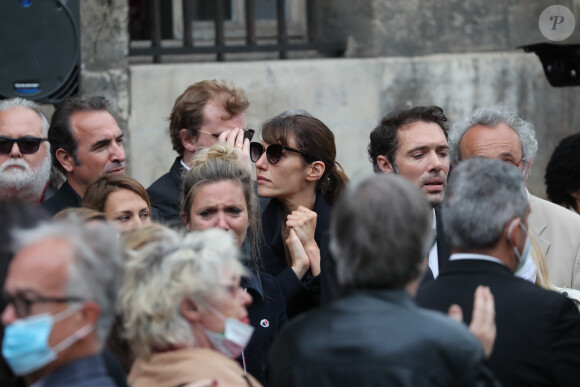 Jean Dujardin, Doria Tillier et Nicolas Bedos - Hommage à Guy Bedos en l'église de Saint-Germain-des-Prés à Paris le 4 juin 2020.