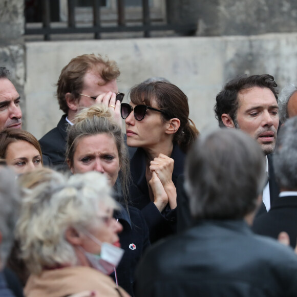 Jean Dujardin, Doria Tillier et Nicolas Bedos - Hommage à Guy Bedos en l'église de Saint-Germain-des-Prés à Paris le 4 juin 2020.