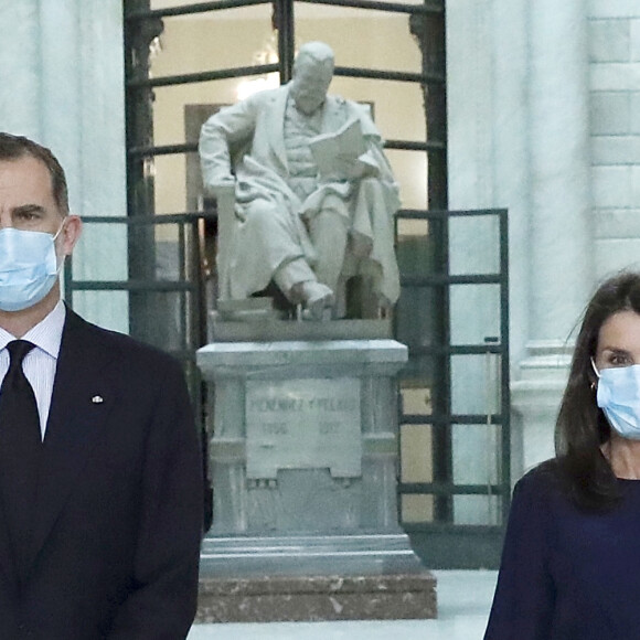 La reine Letizia et le roi Felipe VI d'Espagne en visite le 3 juin 2020 à la Bibliothèque nationale à Madrid.