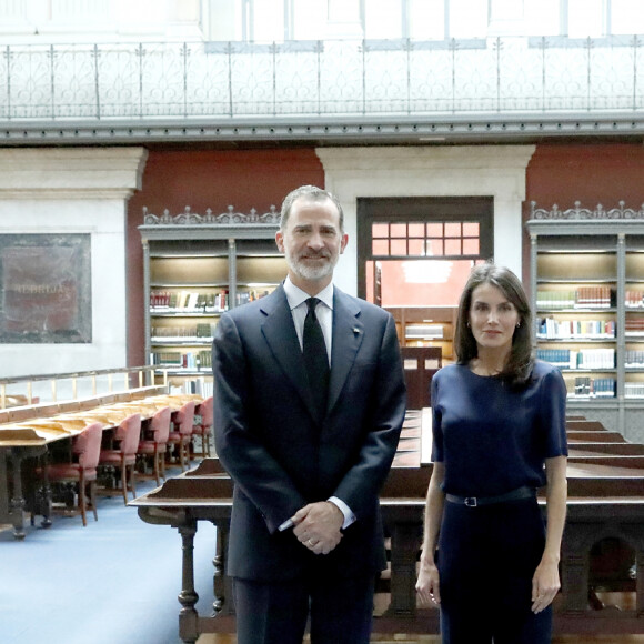 La reine Letizia et le roi Felipe VI d'Espagne en visite le 3 juin 2020 à la Bibliothèque nationale à Madrid.