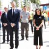 La reine Letizia et le roi Felipe VI d'Espagne ont observé une minute de silence le 5 juin 2020 en visite au centre des transports de la zone industrielle de Coslada, à l'extérieur de Madrid.