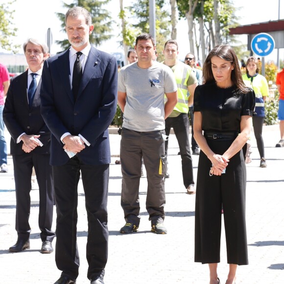 La reine Letizia et le roi Felipe VI d'Espagne ont observé une minute de silence le 5 juin 2020 en visite au centre des transports de la zone industrielle de Coslada, à l'extérieur de Madrid.