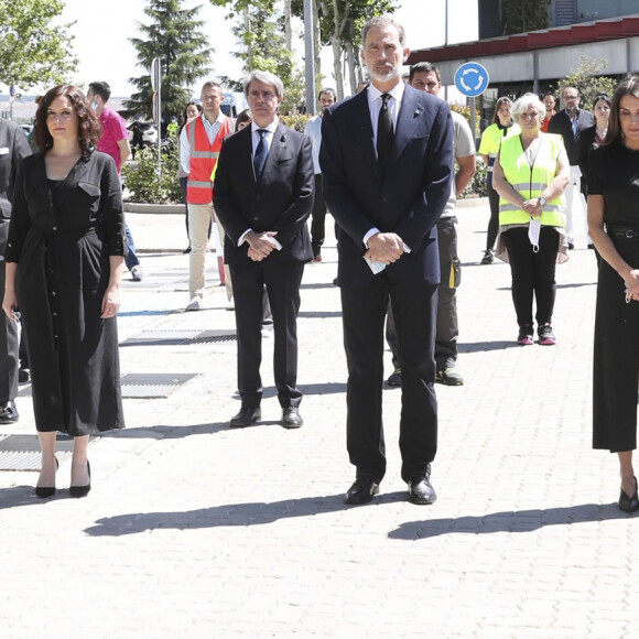 La reine Letizia et le roi Felipe VI d'Espagne ont observé une minute de silence le 5 juin 2020 en visite au centre des transports de la zone industrielle de Coslada, à l'extérieur de Madrid.