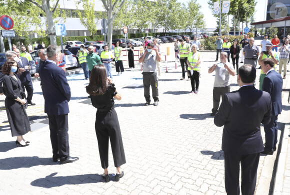 La reine Letizia et le roi Felipe VI d'Espagne ont observé une minute de silence le 5 juin 2020 en visite au centre des transports de la zone industrielle de Coslada, à l'extérieur de Madrid.