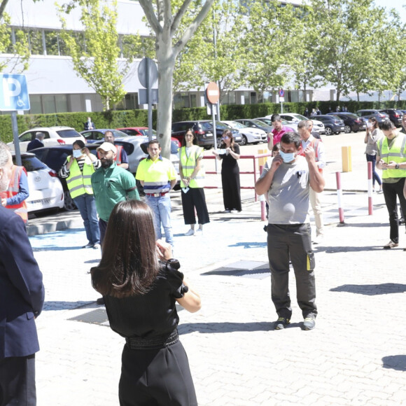 La reine Letizia et le roi Felipe VI d'Espagne ont observé une minute de silence le 5 juin 2020 en visite au centre des transports de la zone industrielle de Coslada, à l'extérieur de Madrid.