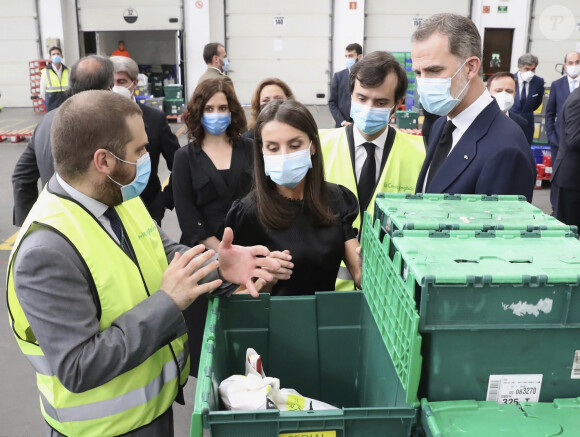 La reine Letizia et le roi Felipe VI d'Espagne étaient le 5 juin 2020 en visite au centre des transports de la zone industrielle de Coslada, à l'extérieur de Madrid.