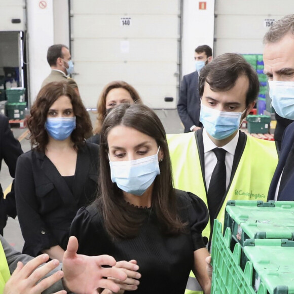 La reine Letizia et le roi Felipe VI d'Espagne étaient le 5 juin 2020 en visite au centre des transports de la zone industrielle de Coslada, à l'extérieur de Madrid.