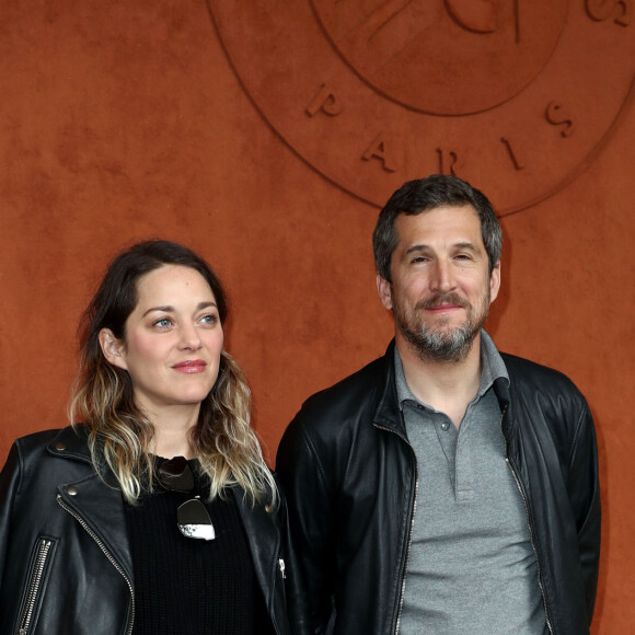 Guillaume Canet et sa compagne Marion Cotillard - People au village pour la finale hommes lors des internationaux de France de tennis de Roland-Garros 2019 à Paris le 9 juin 2019. © Jacovides - Moreau / Bestimage