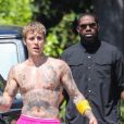 Justin Bieber, torse nu, joue au basket avec ses gardes du corps tandis que sa femme Hailey Baldwin-Bieber revient à la maison avec des boissons à Beverly Hills, le 25 mai 2020, jour du "Memorial Day" aux Etats-Unis.
